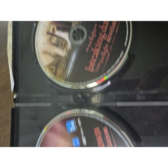 2 DVD Special Edition Sets: The Twilight Saga - Breaking Dawn Part 1, Eclipse - Picture 10 of 16